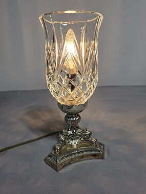 Vintage Universal Mfg. Co. Cut Glass Hurricane Boudoir Accent Lamp